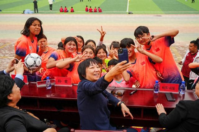 包含竞技场上逐梦：女足豪情万丈的词条