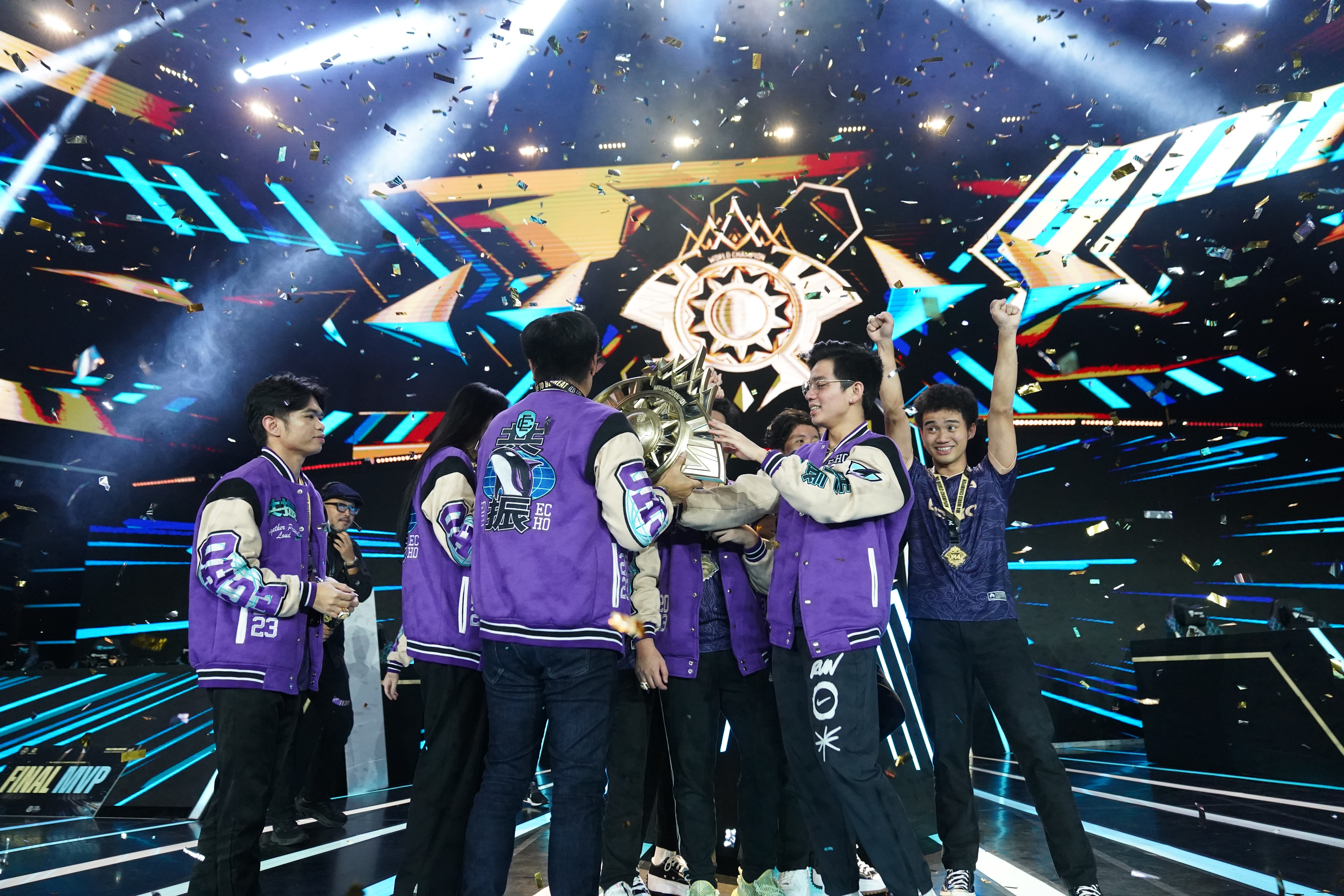 紧张刺激的比赛结束后，选手们庆祝胜利