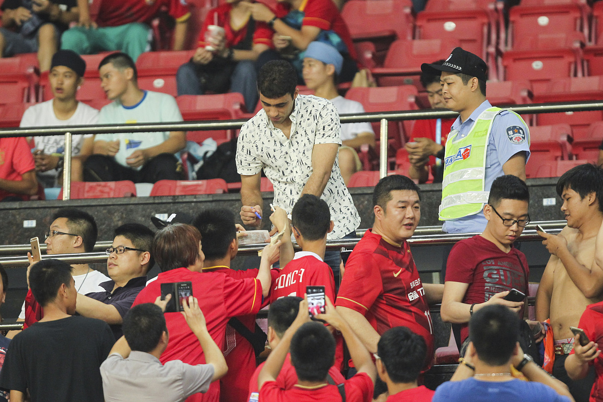 紧张刺激的比赛结束后，选手们庆祝胜利