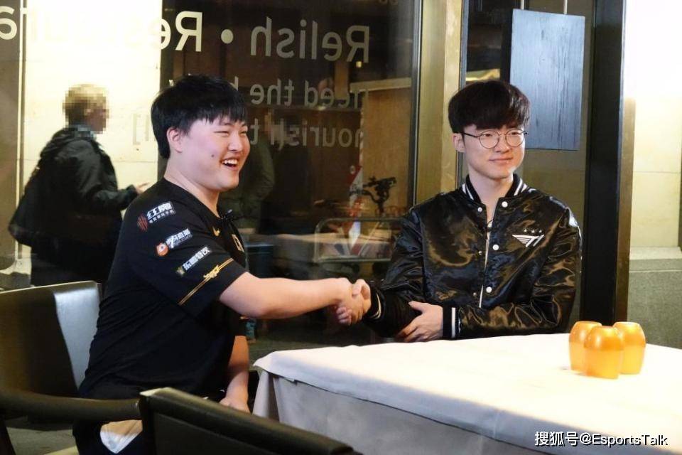 VAR判罚再引争议,阿贾克斯对阵德布劳内裁判判点引发巨大争议的简单介绍 VAR判罚再引争议,阿贾克斯对阵德布劳内裁判判点引发巨大争议的简单介绍