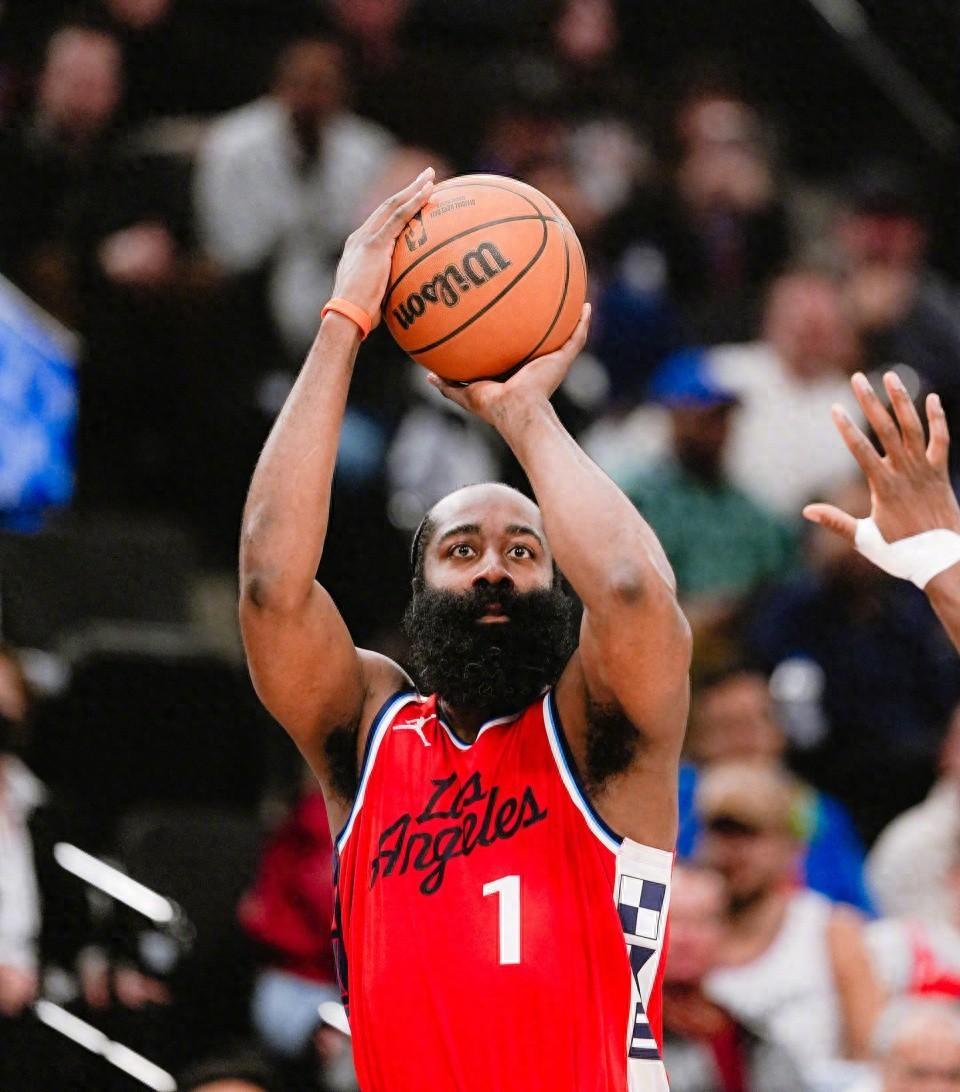 包含哈登回归赛场，高光表现首场状态亮眼，瑞士队观众沸腾！的词条